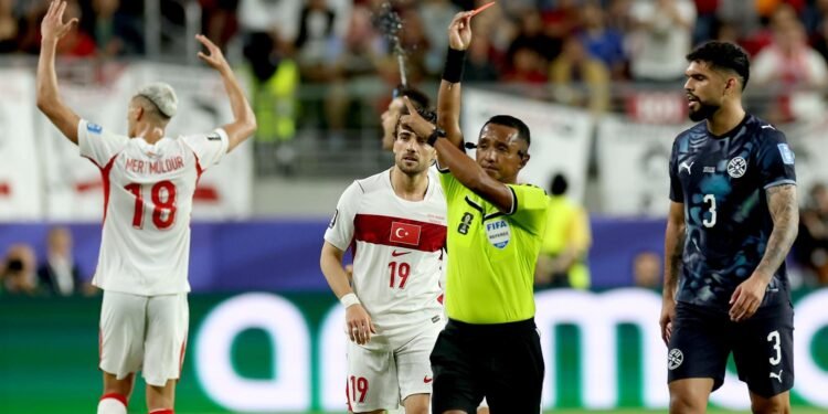 FIFA revoca credencial a periodista de Paraguay que ofendió al árbitro salvadoreño Barton