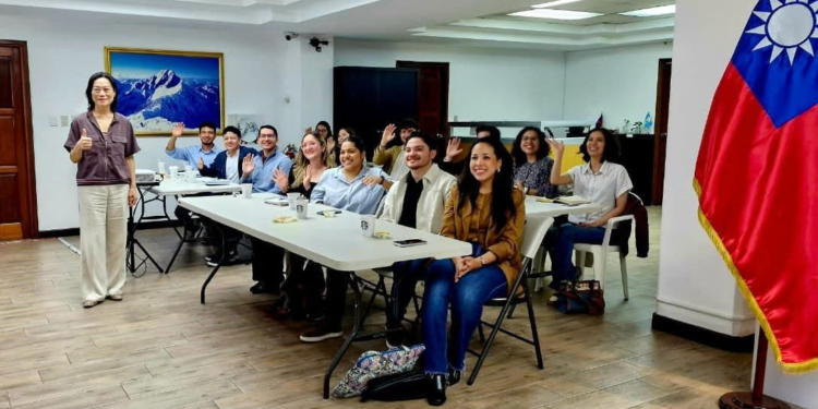 Taiwán otorga 16 becas a jóvenes guatemaltecos y refuerza su alianza educativa