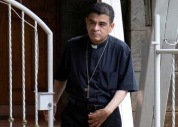 Reaparece obispo nicaragüense desterrado criticando a quienes “sacrifican la dignidad humana por dinero”