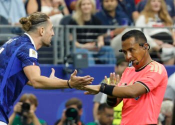 Didier Deschamps cuestiona al árbitro salvadoreño Iván Barton tras el desastre de Francia ante España