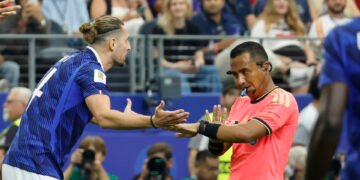 Didier Deschamps cuestiona al árbitro salvadoreño Iván Barton tras el desastre de Francia ante España