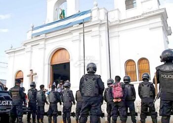 Dictadura de Nicaragua impone arresto domiciliario al obispo Abelardo Mata