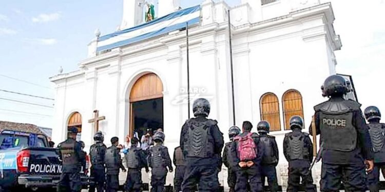 Dictadura de Nicaragua impone arresto domiciliario al obispo Abelardo Mata