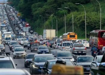 Centroamérica triplica su parque vehicular: ya supera los 18.3 millones de automóviles y la presión sobre las ciudades no deja de crecer