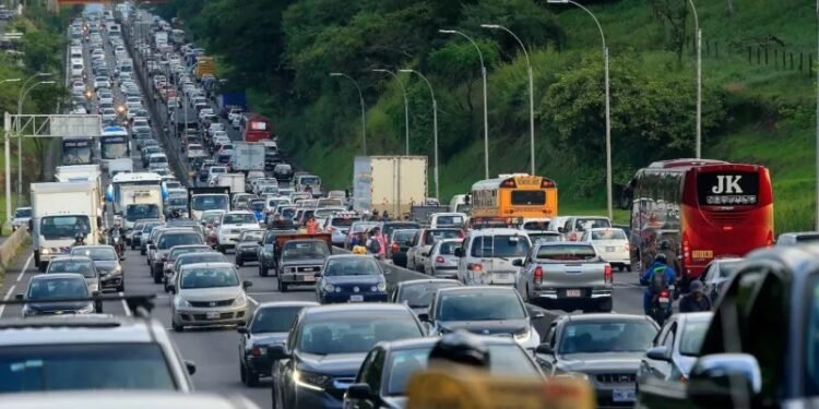 Centroamérica triplica su parque vehicular: ya supera los 18.3 millones de automóviles y la presión sobre las ciudades no deja de crecer