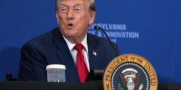 Trump desclasificará informes de inteligencia sobre presunta injerencia de China: habla de 220 millones de votantes