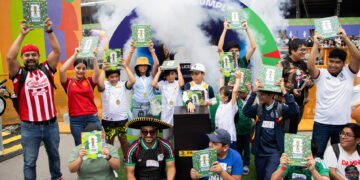 El álbum del Mundial reúne a miles de aficionados en México en busca de un Récord Guinness