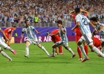 Argentina sufre ante Suiza, pero avanza y jugará contra Inglaterra en semifinales