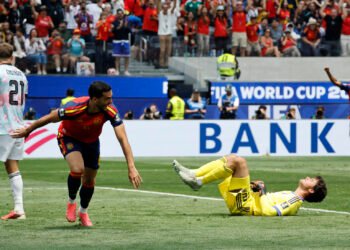 Mikel Merino no entiende de muros y lleva a España a semifinales
