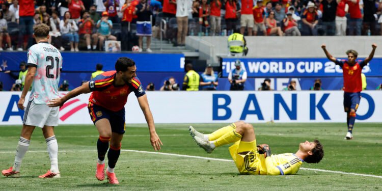 Mikel Merino no entiende de muros y lleva a España a semifinales