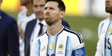 Lionel Messi regresa a Argentina en un avión privado, sin contacto con aficionados