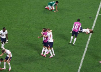 Inglaterra resiste el acoso de México y se clasifica a los cuartos de final