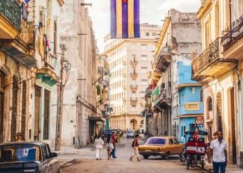 Cuba pierde más del 60 % de sus turistas y su industria enfrenta el peor colapso en décadas