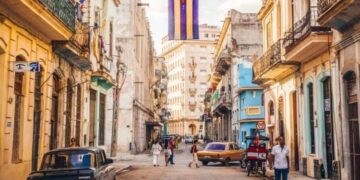Cuba pierde más del 60 % de sus turistas y su industria enfrenta el peor colapso en décadas