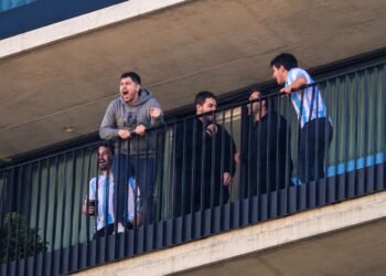 “¡Qué manera de sufrir!”: así vivió Buenos Aires la remontada épica de Argentina que la metió en cuartos de final