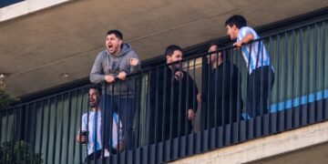 “¡Qué manera de sufrir!”: así vivió Buenos Aires la remontada épica de Argentina que la metió en cuartos de final