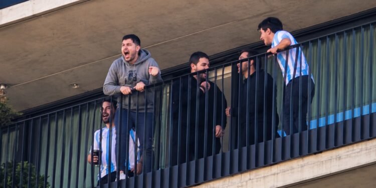 “¡Qué manera de sufrir!”: así vivió Buenos Aires la remontada épica de Argentina que la metió en cuartos de final