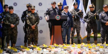 El Salvador confirma decomiso récord de 6.68 toneladas de cocaína en operativo realizado en el océano Pacífico