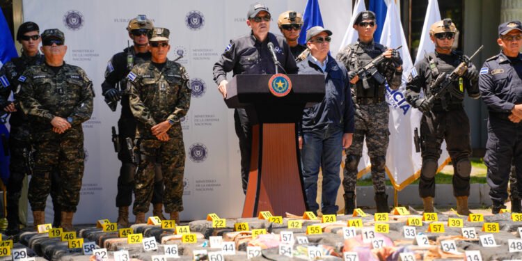 El Salvador confirma decomiso récord de 6.68 toneladas de cocaína en operativo realizado en el océano Pacífico