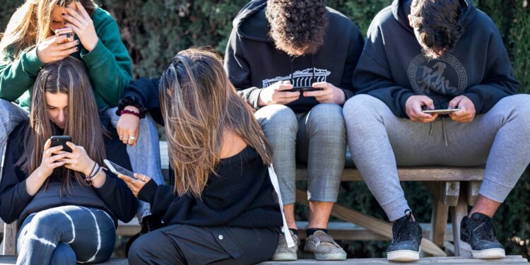 Honduras busca regular el uso de celulares en las aulas: más de 2 millones de estudiantes podrían verse alcanzados por la nueva ley