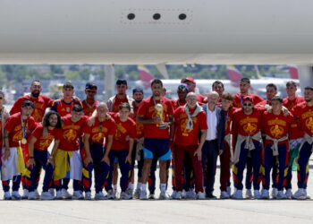 La selección española aterriza en Madrid con el trofeo de campeones del mundo