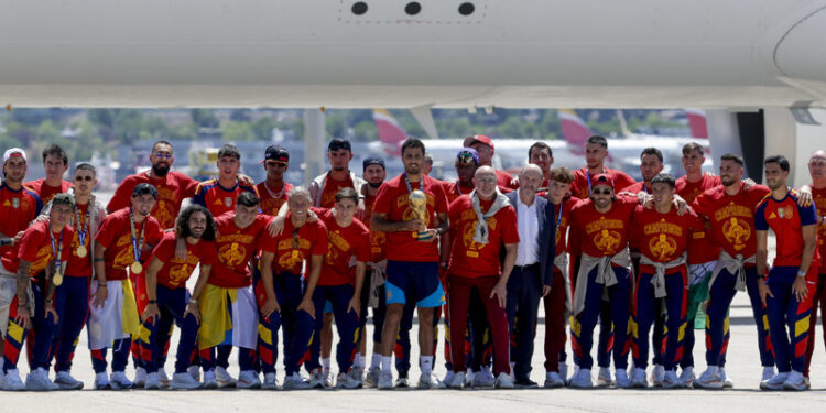 La selección española aterriza en Madrid con el trofeo de campeones del mundo