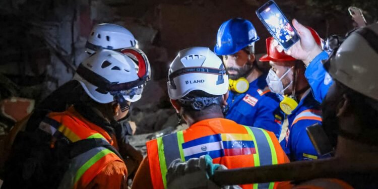 Venezuela mantiene búsqueda de sobrevivientes una semana después del terremoto que dejó casi 2,000 muertos