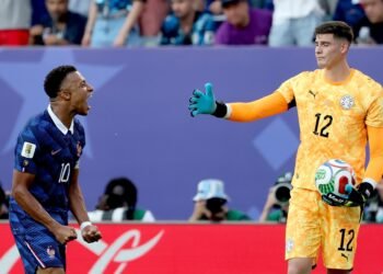 Francia avanza con gol de penal y deja en el camino a Paraguay