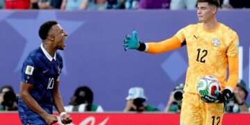 Francia avanza con gol de penal y deja en el camino a Paraguay