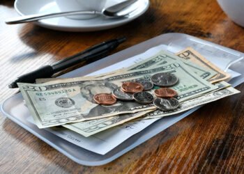 Propinas en Centroamérica: la práctica voluntaria que sigue presente en las facturas de restaurantes