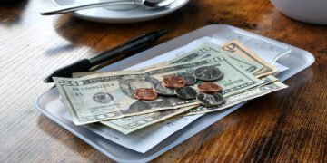 Propinas en Centroamérica: la práctica voluntaria que sigue presente en las facturas de restaurantes