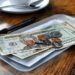 Propinas en Centroamérica: la práctica voluntaria que sigue presente en las facturas de restaurantes
