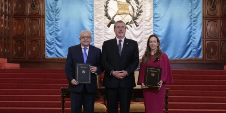 Guatemala y Reino Unido firman acuerdo de cooperación técnica para planificar el proyecto Metrorriel