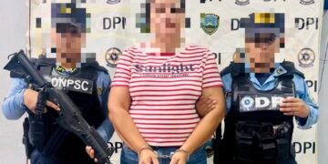 Maestra de Honduras es arrestada tras abofetear a una alumna en un caso viral que obligó a Guatemala a desmentir rumores