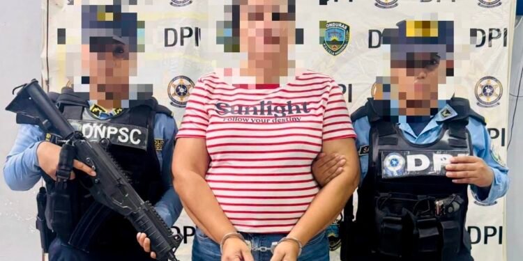Maestra de Honduras es arrestada tras abofetear a una alumna en un caso viral que obligó a Guatemala a desmentir rumores