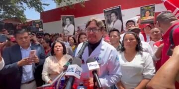 Médico sindicalista busca la candidatura presidencial del partido de la antigua guerrilla para las elecciones de El Salvador en 2027