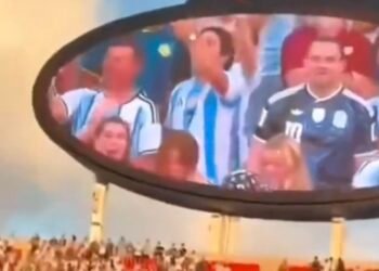 Presidente del Congreso de Honduras aparece en pantalla del estadio durante el Argentina vs Suiza del Mundial