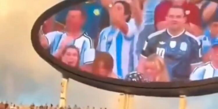 Presidente del Congreso de Honduras aparece en pantalla del estadio durante el Argentina vs Suiza del Mundial