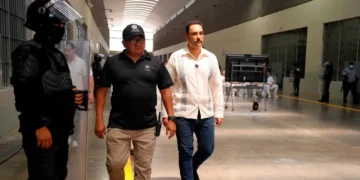 Senador mexicano visita megacárcel salvadoreña y promueve modelo penitenciario en su país