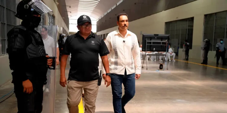 Senador mexicano visita megacárcel salvadoreña y promueve modelo penitenciario en su país