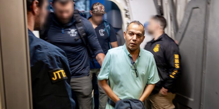 FBI captura a acusado de fraude por $547 millones contra Medicare tras casi 4 años prófugo
