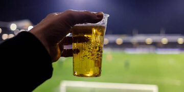 La cerveza vuelve a los estadios de fútbol para el torneo Apertura 2026 en El Salvador