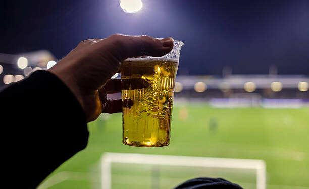 La cerveza vuelve a los estadios de fútbol para el torneo Apertura 2026 en El Salvador