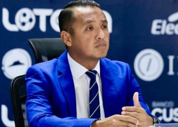 Federación Salvadoreña de Fútbol homenajea a los árbitros Iván Barton y David Morán por su actuación en el Mundial