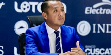 Federación Salvadoreña de Fútbol homenajea a los árbitros Iván Barton y David Morán por su actuación en el Mundial