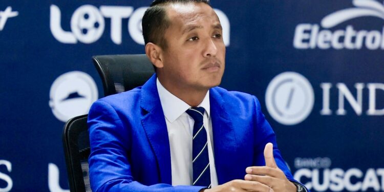 Federación Salvadoreña de Fútbol homenajea a los árbitros Iván Barton y David Morán por su actuación en el Mundial