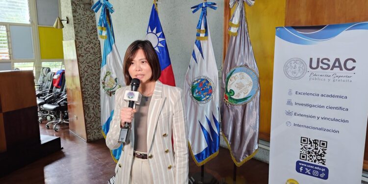 Taiwán presenta documental sobre semiconductores en la Universidad San Carlos para impulsar la Ruta del Chip en Guatemala