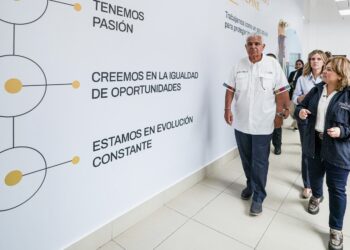 Presidente de Panamá destaca la formación técnica para impulsar el empleo durante visita al Puerto Cristóbal