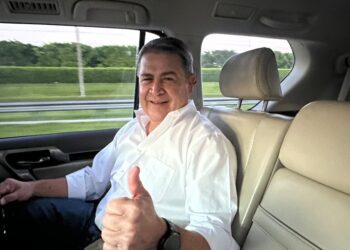 El indultado Juan Orlando Hernández pide “protección de Dios” para los viajeros que lo recibirán a su regreso a Honduras