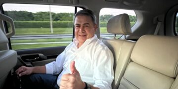 El indultado Juan Orlando Hernández pide “protección de Dios” para los viajeros que lo recibirán a su regreso a Honduras